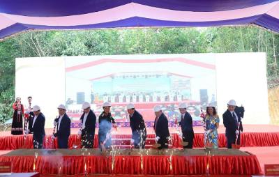 Các đại biểu thực hiện nghi thức khởi công dự án Trường Phổ thông nội trú Tiểu học và Trung học cơ sở Đình Phong (xã Đình Phong, tỉnh Cao Bằng). Ảnh: Chu Hiệu-TTXVN