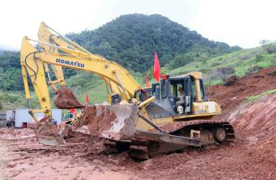 Trang bị, máy móc khởi công xây dựng Trường phổ thông nội trú liên cấp Tiểu học - Trung học cơ sở xã Lóng Sập, tỉnh Sơn La. Ảnh: Quang Quyết - TTXVN