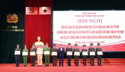 Phó Chủ tịch Thường trực UBND thành phố Hà Nội Dương Đức Tuấn trao Bằng khen của Chủ tịch UBND thành phố Hà Nội cho các cá nhân và thành tích xuất sắc. Ảnh: Phạm Kiên - TTXVN