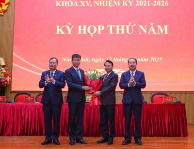 Thường trực Tỉnh uỷ Ninh Bình tặng hoa chúc mừng tân Chủ tịch UBND tỉnh Trần Huy Tuấn. Ảnh: Công Luật - TTXVN