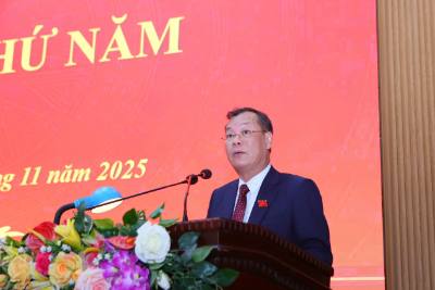 Chủ tịch Hội đồng nhân dân tỉnh Ninh Bình Lê Quốc Chỉnh phát biểu tại kỳ họp. Ảnh: Công Luật - TTXVN