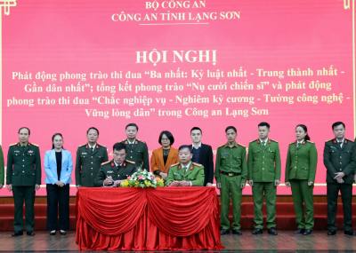 Đại diện các cụm thi đua đơn vị cơ sở và cụm thi đua Công an cấp xã, thuộc Công an tỉnh ký kết thực hiện phong trào thi đua. Ảnh: Văn Đạt - TTXVN