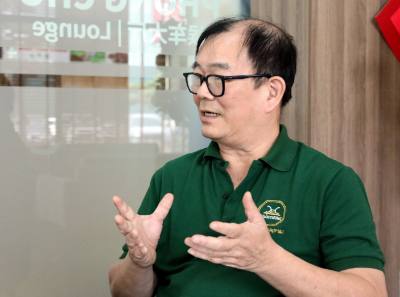 Ông Nguyễn Quốc Hồng, Bí thư Chi bộ Công ty Cổ phần Hữu Nghị Xuân Cương (Lạng Sơn) chia sẻ với phóng viên TTXVN về vai trò của công tác xây dựng Đảng tại doanh nghiệp. Ảnh: Văn Đạt - TTXVN