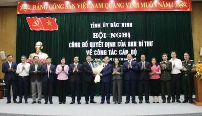 Các đồng chí Ban Thường vụ Tỉnh ủy Bắc Ninh tặng hoa chúc mừng Phó Bí thư Tỉnh ủy Bắc Ninh Phạm Hoàng Sơn. Ảnh: Đồng Thúy- TTXVN