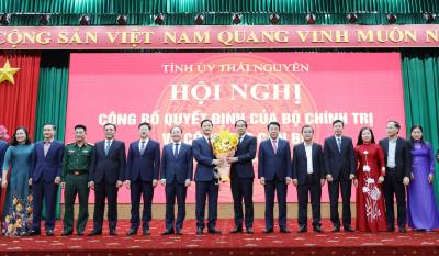 Tập thể lãnh đạo tỉnh Thái Nguyên tặng hoa chúc mừng tân Phó bí thư Tỉnh ủy Thái Nguyên Vương Quốc Tuấn. Ảnh: Hoàng Nguyên - TTXVN