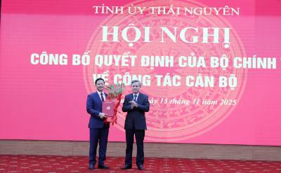 Ông Nguyễn Quang Dương, Phó trưởng Ban Tổ chức Trung ương trao quyết định cho ông Vương Quốc Tuấn. Ảnh: Hoàng Nguyên - TTXVN