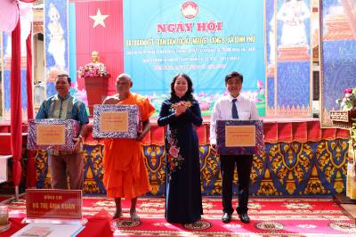 Phó Chủ tịch nước Võ Thị Ánh Xuân tặng quà cho xã Bình Phú, khu dân cư và chùa Pisêsaram, ấp Nguyệt Lãng B. Ảnh: Thanh Hòa - TTXVN