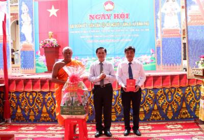 Bí thư Tỉnh ủy Vĩnh Long Trần Văn Lâu tặng quà xã Bình Phú và chùa Pisêsaram, ấp Nguyệt Lãng B. Ảnh: Thanh Hòa - TTXVN