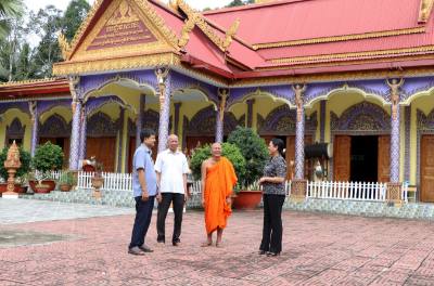 Thượng tọa Thạch Thưa, Trụ trì chùa Đại Trường, xã Tiểu Cần, tỉnh Vĩnh Long trao đổi với lãnh đạo chính quyền địa phương xã Tiểu Cần, tỉnh Vĩnh Long về chính sách tôn giáo của đảng, thúc đẩy đoàn kết, hòa hợp dân tộc và quản lý hoạt động tôn giáo theo đúng pháp luật. Ảnh: Phạm Minh Tuấn-TTXVN