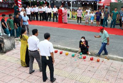 Không khi vui tươi, phấn khởi tại Ngày hội Đại đoàn kết toàn dân tộc của Ấp 1, xã Tiểu Cần, tỉnh Vĩnh Long. Ảnh: Phạm Minh Tuấn-TTXVN