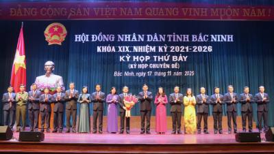 Các đồng chí Ban Thường vụ Tỉnh ủy Bắc Ninh tặng hoa chúc mừng tân Chủ tịch UBND tỉnh. Ảnh: Thanh Thương- TTXVN