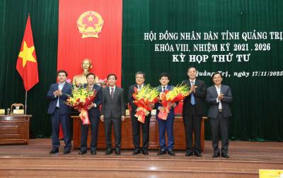 Tặng hoa chúc mừng Chủ tịch UBND tỉnh Quảng Trị Lê Hồng Vinh, Phó Chủ tịch UBND tỉnh Quảng Trị Lê Văn Bảo và nguyên Chủ tịch UBND tỉnh Quảng Trị Trần Phong. Ảnh: Tá Chuyên - TTXVN