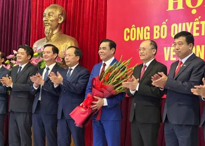 Các đồng chí lãnh đạo Trung ương và 2 tỉnh Nghệ An, Hà Tĩnh tặng hoa chúc mừng đồng chí Võ Trọng Hải nhận nhiệm vụ Phó Bí thư Tỉnh ủy Nghệ An. Ảnh: TTXVN phát