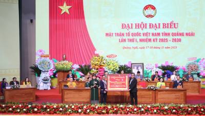 Ban Chấp hành Đảng bộ tỉnh Quảng Ngãi tặng Đại hội bức trướng. Ảnh: Đinh Hương - TTXVN