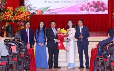 Đại diện các học viên tặng hoa GS,TS Nguyễn Xuân Thắng. Ảnh:Văn Điệp – TTXVN