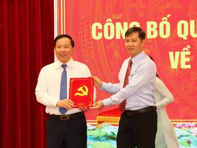 Đồng chí Nguyễn Thành Tâm, Ủy viên Trung ương Đảng, Phó Trưởng Ban Tổ chức Trung ương trao Quyết định của Ban Bí thư điều động, chỉ định đồng chí Nguyễn Văn Út giữ chức Phó Bí thư Tỉnh ủy Đồng Nai. Ảnh: Sỹ Tuyên - TTXVN