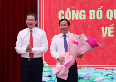 Bí thư Tỉnh ủy Đồng Nai Vũ Hồng Văn tặng hoa chúc mừng Phó Bí thư Tỉnh ủy Nguyễn Văn Út. Ảnh: Sỹ Tuyên - TTXVN