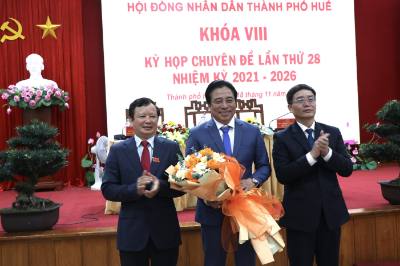 Tặng hoa chúc mừng Tân Chủ tịch UBND thành phố Huế Nguyễn Khắc Toàn. Ảnh: Mai Trang- TTXVN 