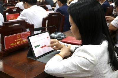 Đại biểu HĐND biểu quyết thông qua Nghị quyết tại Kỳ họp. Ảnh: Mai Trang - TTXVN 