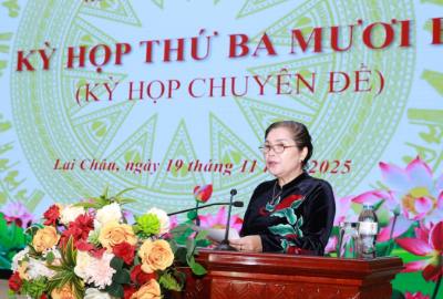 Chủ tịch HĐND tỉnh Lai Châu Giàng Páo Mỷ phát biểu khai mạc kỳ họp. Ảnh: Quý Trung – TTXVN