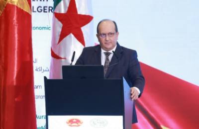 Thủ tướng Algeria Sifi Ghrieb phát biểu tại Diễn đàn kinh tế Việt Nam – Algeria. Ảnh: Dương Giang-TTXVN