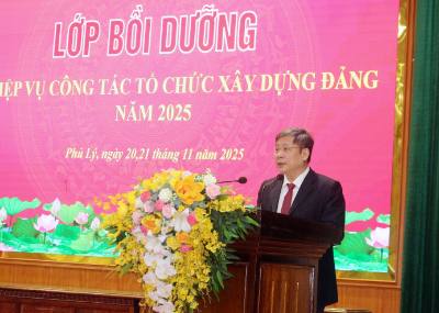 Lãnh đạo Ban Tổ chức Tỉnh ủy Ninh Bình truyền đạt những nội dung cơ bản về công tác tổ chức đảng, đảng viên theo quy định, hướng dẫn của Trung ương. Ảnh: Nguyễn Chinh - TTXVN