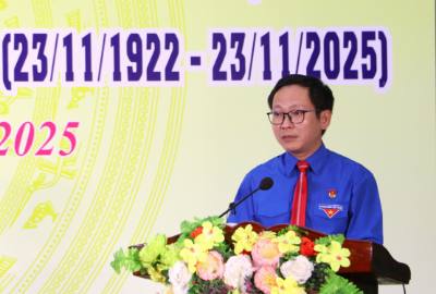 Bí thư Tỉnh đoàn Vĩnh Long Trần Trí Cường đại diện thế hệ trẻ phát biểu tại buổi họp mặt. Ảnh: Lê Thúy Hằng – TTXVN 