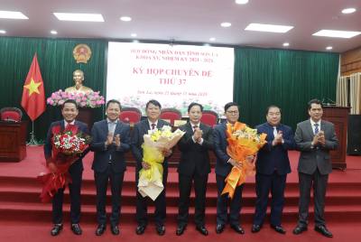 Lãnh đạo tỉnh Sơn La tặng hoa chúc mừng tân Chủ tịch, Phó Chủ tịch HĐND tỉnh và ủy viên UBND tỉnh khoá XV, nhiệm kỳ 2021-2026. Ảnh: Nguyễn Cường - TTXVN