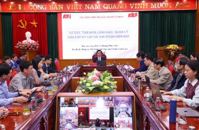 PGS,TS Hoàng Phúc Lâm, Phó Giám đốc Học viện Chính trị quốc gia Hồ Chí Minh giới thiệu chuyên đề: Tư duy, tầm nhìn lãnh đạo, quản lý của cấp ủy cấp xã. . Ảnh: Văn Điệp - TTXVN
