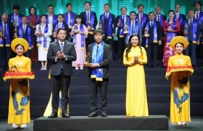 Doanh nhân Ninh Văn Sức ở Thanh Hóa được vinh danh Giải thưởng Sao vàng Đất Việt năm 2024. Ảnh: TTXVN phát