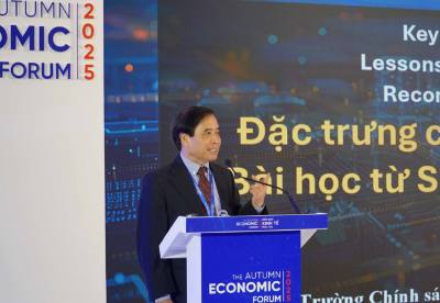 Giáo sư Vũ Minh Khương, Trường Chính sách công Lý Quang Diệu - Đại học Quốc gia Singapore chia sẻ tại chương trình. Ảnh: Thu Hoài - TTXVN