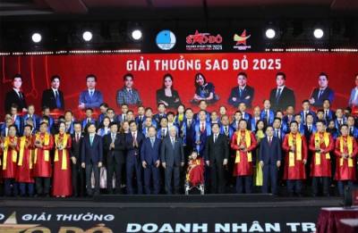 Các đại biểu và Doanh nhân được Giải thưởng Sao đỏ năm 2025. Ảnh: Minh Đức – TTXVN