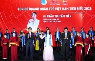 Bí thư thứ Nhất Trung ương Đoàn Bùi Quang Huy trao Giải TOP 30 Doanh nhân trẻ Việt Nam tiêu biểu 2025. Ảnh: Minh Đức – TTXVN