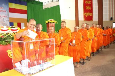 Đại biểu đóng góp hỗ trợ đồng bào miền Trung, Tây Nguyên khắc phục hậu quả lũ lụt. Ảnh: Thanh Hòa- TTXVN