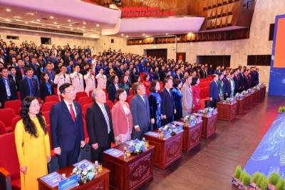 Các đại biểu thực hiện nghi thức chào cờ. Ảnh: Minh Đức - TTXVN