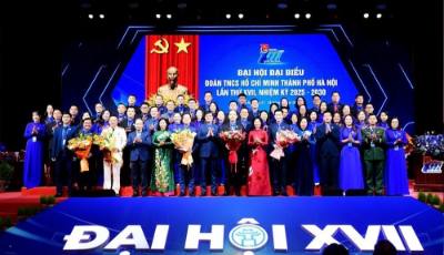 Các lãnh đạo tặng hoa chúc mừng Ban chấp hành Đoàn TNCS Hồ Chí Minh Thành phố Hà Nội lần thứ XVII, nhiệm kỳ 2025 – 2030. Ảnh: Minh Đức – TTXVN