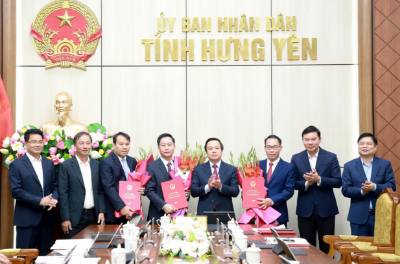 Đồng chí Phó Bí thư Tỉnh ủy, Chủ tịch UBND tỉnh Phạm Quang Ngọc trao các quyết định và tặng hoa chúc mừng các đồng chí được điều động, bổ nhiệm chức vụ mới. Ảnh: Nguyễn Công Hải - TTXVN