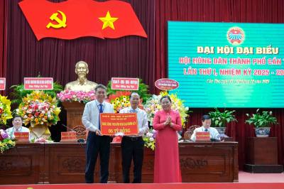 Phó Bí thư Thành ủy, Chủ tịch Ủy ban MTTQ Việt Nam thành phố Cần Thơ Hồ Thị Cẩm Đào trao bảng tượng trưng số tiền 6 tỷ đồng hỗ trợ xây dựng 100 căn nhà Đại đoàn kết cho Hội Nông dân thành phố. Ảnh: Thanh Liêm - TTXVN