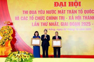 Trao Huân chương Lao động hạng Ba của Chủ tịch nước cho 2 cá nhân tiêu biểu trong phong trào thi đua yêu nước. Ảnh: Khoa Chương - TTXVN