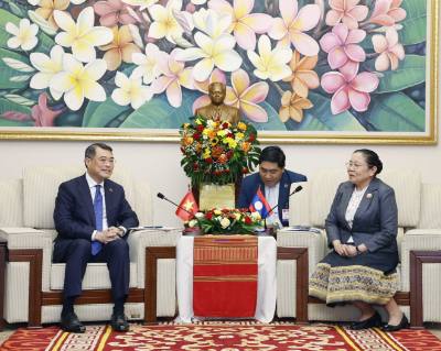 Đồng chí Lê Minh Hưng, Uỷ viên Bộ Chính trị, Bí thư Trung ương Đảng, Trưởng Ban Tổ chức Trung ương gặp đồng chí, Sisay Leudetmounsone, Uỷ viên Bộ Chính trị, Bí thư Trung ương Đảng, Trưởng Ban Tổ chức Trung ương Lào. Ảnh: Thống Nhất - TTXVN