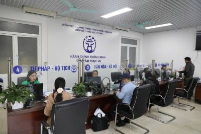 Người dân đến làm thủ tục tại Điểm phục vụ hành chính công phường Hồng Hà, thành phố Hà Nội. Ảnh: Quốc Lũy – TTXVN