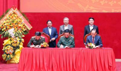 Party General Secretary To Lam, State President Luong Cuong, and Prime Minister Pham Minh Chinh on December 6 attend the signing ceremony for the new regulations on coordination between the Ministries of Public Security, National Defence, and Foreign Affairs. VNA Photo: Phạm Kiên