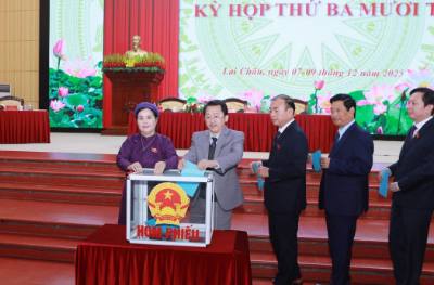 Các đồng chí lãnh đạo bỏ phiếu bầu Phó Chủ tịch HĐND tỉnh Lai Châu khóa XV, nhiệm kỳ 2025-2026. Ảnh: Quý Trung – TTXVN