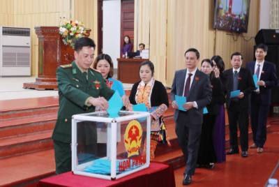 Các đại biểu bỏ phiếu bầu Phó Chủ tịch HĐND tỉnh Lai Châu đối với đồng chí Tẩn Thị Quế. Ảnh: Quý Trung – TTXVN