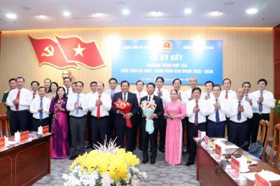 Lãnh đạo 2 tỉnh Cà Mau và Ninh Bình ký kết hợp tác phát triển giai đoạn 2025-2030. Ảnh: Trung Hiếu-TTXVN
