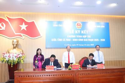 Lãnh đạo 2 tỉnh Cà Mau và Ninh Bình ký kết hợp tác phát triển giai đoạn 2025-2030. Ảnh: Trung Hiếu- TTXVN