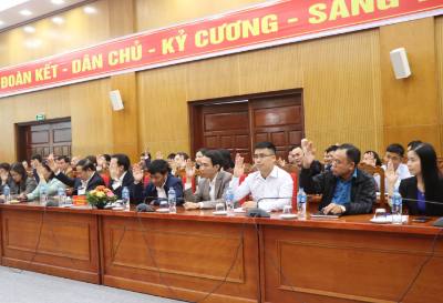 Các đại biểu biểu quyết thông qua các nội dung tại Hội nghị. Ảnh: Thanh Thương- TTXVN