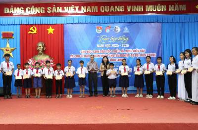 Ban Tổ chức trao học bổng cho học sinh. Ảnh: Thanh Hòa - TTXVN