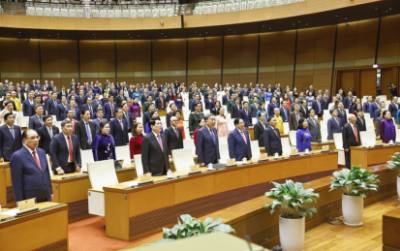 Tổng Bí thư Tô Lâm cùng các đồng chí lãnh đạo, nguyên lãnh đạo Đảng, Nhà nước và đại biểu thực hiện nghi thức chào cờ bế mạc kỳ họp. . Ảnh: Doãn Tấn - TTXVN