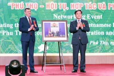 Đại sứ Cộng hòa Bulgaria tại Việt Nam Ông Pavlin Todorov tặng bức tranh đồng hành hợp tác phát triển với tỉnh Phú Thọ. Ảnh: Tạ Toàn – TTXVN